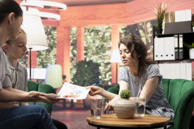 Genç kız bir terapi seansı sırasında rahatsız edici çizimlerini paylaşıyor. Anne rahatsız edici davranışları, şiddet eğilimlerini ve profesyonel akıl sağlığı desteğine duyulan ihtiyacı tartışır..