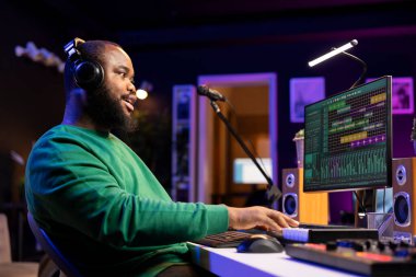 Sesleri kaydetmek ve karıştırma tekniklerini kullanmak için elektronik piyano klavyesi çalan sanatçı, ev stüdyosunda kayıt düzenliyor. Elektronik sentezleyici teçhizatıyla çalışan müzisyen şarkı sözü yazarı.