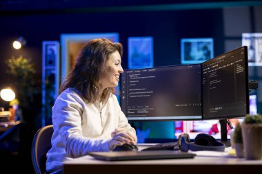 Şirket sunucularını virüs saldırılarından kurtardıktan sonra mutluluk gösteren neşeli geliştirici. Gülümseyen bilişim uzaktan kumandalı çalışanı, verileri koruyan güvenlik duvarları inşa ettikten sonra olumlu duygular hissediyor