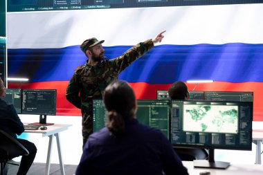 Rus Federasyon askeri hibrit savaş taktikleri sırasında sahte haberlerle paniğe kapılıp propaganda yapıyor, bilgisayar korsanlığı yapıyor. Devlet sırlarını çalan askeri hackerlar, dijital paralı askerler.