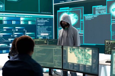 Siber saldırıları ya da tehditleri tespit eden bir ulusal güvenlik operasyon merkezinde siber güvenlik uzmanı. Hükümet hack ekibi verilerin korunmasına ve siber operasyonlara odaklanıyor.