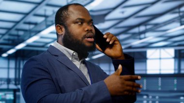 Veri merkezindeki programcının telefon konuşmalarını yakından çek, teftiş yap. Sahada bilişim uzmanı telefon görüşmesi sırasında sunucu merkezinde yöneticiyle konuşuyor, ana bilgisayarları izliyor, kamera A