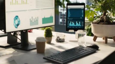İş grafikleri ve KPI ölçümleri iş yerindeki görüntüler, flok yelkeni. Bilgisayar ekranları veri analizlerini gösteren parlak kurumsal ortamda ofis masası kurulumu, yakın çekim