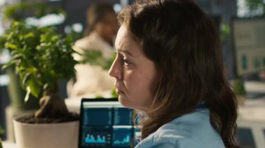 Ofisteki stresli çalışan bilgisayardaki belgeleri düzenlerken yorgun hissediyor. PC 'deki iş yerinde bütün gün veri girdikten sonra çok çalışan bir kadın yorgun düşmüş, yorgunluk hissediyor, kamera A