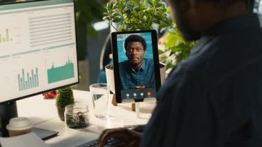 Ofisteki işçiler, çevrimiçi video görüşmesi sırasında görev ilerleyişini denetleyen müdürle konuşuyor. Uzaktan telekonferans toplantısında denetleyici ile görüşen çalışan, kamera A