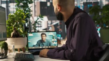 İşletme müdürü, kar büyümesi için yeni fikirleri paylaşmak amacıyla toplantıya katılan işçilerle görüntülü görüşme yapıyor. Başlangıç evrim görüşünü, kamera A 'yı açıklamak için tablet kullanan çevrimiçi tele çalışma uzmanı.