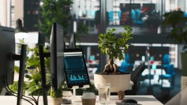 Bilgisayar ekranı ofis masasında şirketin kâr performans ölçümlerinin finansal tablolarını gösteriyor. PC ekranındaki veri analizleri şirketlerin iş gelirlerini gösteriyor KPI 'ler, çekimler