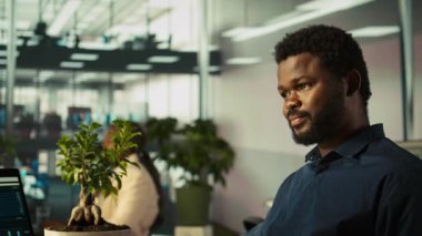 Görevli, ofisteki belgelerin gelir rakamlarını inceliyor. Ofisteki muhasebeci şirket istatistiksel numaralarını karşılaştırmaya, son teslim tarihinden önce işi bitirmek için sıkı çalışmaya odaklandı, kamera B