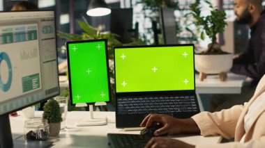 Ofiste şirket idari işlerinde çalışan çalışanların kullandığı bir tablet ve dizüstü bilgisayar. İşçi tarafından kullanılan masa üzerindeki krom anahtar cihazları iş verileri ölçümleri, kamera A