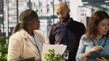 Ofisteki çalışanlar son teslim tarihinden önce projeyi bitirmek için birlikte çalışıyorlar, beyin fırtınası yapıyorlar. Takım çalışanı iş arkadaşları görevler, kamera A üzerinde işbirliği yapıyorlar.