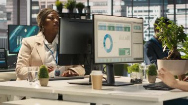 Raporları kontrol ettikten sonra finansal rakamları PC 'ye yükleyen yoğun modern girişim acentesinin muhasebecisiyim. Modern ofiste çalışan odaklanmış iş kadını, çapraz veri, kamera A