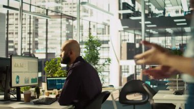 Arap ofis çalışanı gelir, kazanç ve operasyonel verimlilik için kilit performans hedeflerini vurmaya çalışıyor. Orta Doğulu bilgisayar çalışanı araştırma analizi yapıyor, kamera B