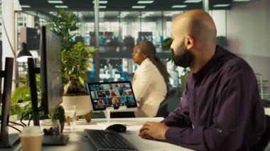 Ofiste çalışan bir işçi internet video görüşmesi sırasında iş arkadaşlarıyla konuşuyor. İşyerindeki çalışanlar uzaktan telekonferans toplantısında iş ortaklarıyla tartışıyor, ölçümleri analiz ediyor, kamera B