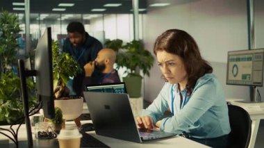 Raporları kontrol ettikten sonra finansal rakamları PC 'ye yükleyen yoğun modern girişim acentesinin muhasebecisiyim. Modern ofiste çalışan odaklanmış iş kadını, çapraz veriler, kamera B