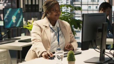 Finansal grafikleri incelerken neşeli iş arkadaşları coşkulu ofiste eğleniyorlar. Neşeli meslektaşlar çalışırken şakalarını paylaşıyor, veri eğilimlerine ve stratejik sezgilere bakıyor, kamera A