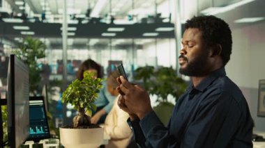 Ofisteki çalışan, akıllı telefon kullanarak dokümanları kontrol etmekten, arkadaşlarına mesaj göndermeye ara veriyor, dinleniyor. Ofisteki muhasebeci cep telefonundaki ve kamera B 'deki mesajlara cevap vermek için görevleri durduruyor