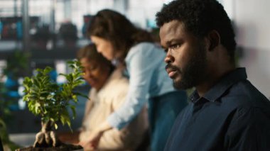 PC üzerinde çalışırken migren belirtileri gösteren çok çalışan bir adam, iyileşmek için su içiyor. Yorgun ofis çalışanı acı içinde, bilgisayar görevleri yaparken kendini rahatsız hissediyor, rehidrasyon yapıyor, kamera A