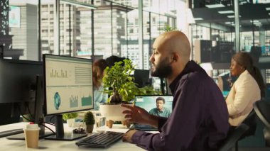 İşletme müdürü, kar büyümesi için yeni fikirleri paylaşmak amacıyla toplantıya katılan işçilerle görüntülü görüşme yapıyor. Başlangıç evrim görüşünü açıklamak için tablet kullanan çevrimiçi tele çalışma uzmanı, kamera B