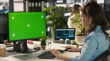 Şirketin idari işlerinde çalışan çalışanların kullandığı yeşil ekran bilgisayarı. Çalışma verilerini inceleyen işçilerin kullandığı masadaki bilgisayar görüntüsü, kamera A