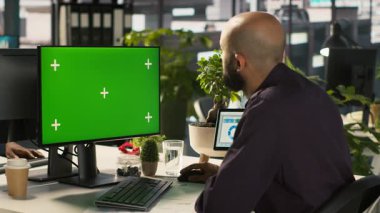 Çalışan, müşteri görevlendirme projesindeki ilerlemeyi kontrol etmek için izole ekran bilgisayarı kullanıyor. Denetimden sonra evrak işleri ile ilgili veri istatistiklerini okuyan bir ofis çalışanı, kamera A