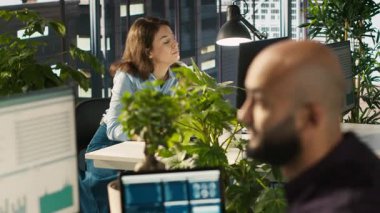 Girişimci personel gelir, karlılık ve operasyonel verimlilik için kilit performans hedeflerini tutturmaya çalışıyor. Bilgisayar masası çalışanı. Araştırma analizi yapıyor. Kamera A, yakın plan.