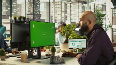 Çalışan, müşteri görevlendirme projesindeki ilerlemeyi kontrol etmek için izole ekran bilgisayarı kullanıyor. Denetimden sonra evrak işleri ile ilgili veri istatistiklerini okuyan model bilgisayarın önündeki ofis görevlisi, kamera B