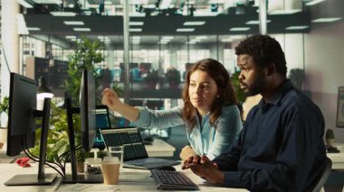 Ekip lideri bilgisayardaki iş belgelerinde düzeltme yapmak için çalışan hatalarını gösteriyor. Afrika kökenli Amerikalı adam ve yönetici, şirket bilgi kayıtlarını bilgisayar, kamera B kullanarak analiz ediyor.