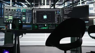 Veri merkezindeki monitörler altyapı sağlığını optimize eden düğüm ağacı programlamasını gösteriyor. İş istasyonlarındaki görsel programlama sistemleri sunucu odasındaki ekipman arızalarını tespit ediyor.