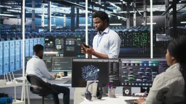 Veri merkezi teknisyeni ekipman performans sorunlarını tanımlamak için düğüm ağacı programlama arayüzü kullanır. Mühendis, donanım arızalarını en aza indirmek için sunucu merkezindeki veri analizi grafiğini gözden geçirir. Kamera A