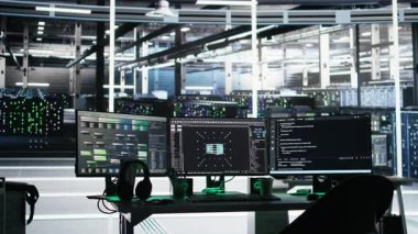 Veri merkezi bilgisayar sistemleri AI görselleştirme panelleri ve altyapı bağlantılarını haritalayan düğüm ağacı programlama yazılımı ile ağ kaynaklarını kontrol ediyor.