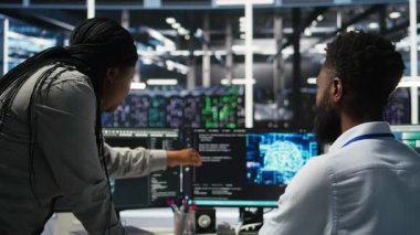 Veri merkezi denetleyicisi, veri tabanlarını analiz etmek için derin öğrenme algoritmaları kullanan bir mühendis tarafından yapılan işleri denetliyor. Sunucu odası ekip lideri AI teknolojisini kullanarak veri kalıplarını belirliyor