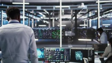 Sistem sağlığını optimize etmek için yapay zeka öğrenme yazılımı kullanan sunucu merkezi programcısı. Veri Merkezi Bilgi İşlem Uzmanı Yapay Zeka görsellemesi kullanarak ekipman sorunlarını analiz ediyor, Kamera A