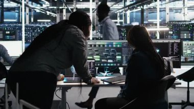 Veri merkezi çalışma arkadaşları ekipman performans sorunlarını tanımlamak için düğüm ağacı programını kullanıyor. Sunucu merkezi mühendislik ekibi çalışanları, veri analiz grafiğini gözden geçirerek, hataları en aza indirmek için, kamera A