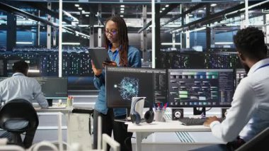 Yapılandırılmamış verileri kategorize etmek için yapay zeka algoritmaları ve düğüm ağacı sistemleri kullanan sunucu tarım mühendisliği ekibi. Veri merkezi bilişim uzmanları görsel programlama ve doğal dil işleme yazılımı kullanıyorlar, kamera A