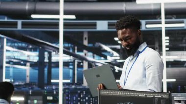 Veri merkezi mühendisi kaynak tahsisini optimize etmek için düğüm ağacı programlaması yapıyor. Sunucu tarım uzmanı bakım planlama için öngörücü yapay zeka görselleştirme sistemleri kullanıyor, kamera B