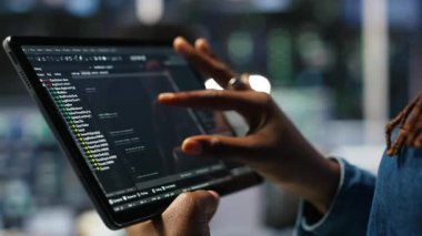 Sunucu odası programcısını kapatın. Tablet kodlamasını kontrol edin. İşletim verimliliğini arttırın ve izin süresini azaltın. Teçhizatı güncellemek için kullanılan programlama dili betiğini doğrulayan geliştirici, kamera B