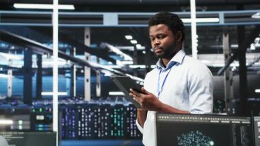 Veri merkezi teknisyeni tablet kullanarak düğüm ağacı programlama ve kaynak tahsisini optimize ediyor. Sunucu odası bilişim uzmanı bakım planlama için öngörücü yapay zeka görselleştirme sistemleri kullanıyor, kamera B