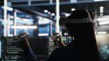 Yapılandırılmamış verileri kategorize etmek için VR ekipmanı ve düğüm ağacı sistemleri kullanan sunucu çiftliği yönetimi. Veri merkezi bilişim uzmanı sanal gerçeklik kulaklık ve görsel programlama yazılımı kullanır, kamera B