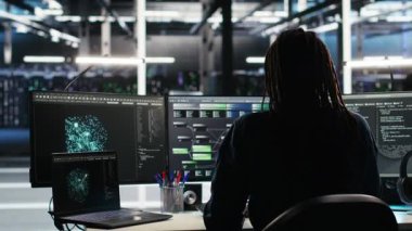 Lüzumlu veri merkezi bilişim uzmanı masaları eziyor, nod ağacı yazılımı kullanırken arıza yapan ekipmanlardan dolayı üzgün. Yapay zeka görselleştirme teknolojisi, kamera B kullanılarak, çılgın sunucu merkez mühendisi hatalar yüzünden hoşnutsuz