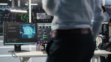 Sistem sağlığını optimize etmek için yapay zeka öğrenme yazılımı kullanan sunucu merkezi programcısı. Veri Merkezi Bilişim Uzmanı Yapay Zeka görselleştirmesi kullanarak ekipman sorunlarını analiz ediyor, Kamera B