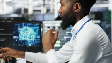 Veri merkezi programcısı ekipman sorunlarını tanımlamak için nöral ağlar ağaç programını kullanır. Sunucu merkezi çalışanı, Yapay Zeka 'nın derin öğrenim veri analiz grafiğini inceleyerek, hataları en aza indirmek için, kamera B