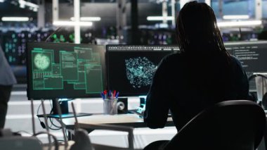 Veri merkezindeki siber güvenlik ekibi güvenlik ihlaline cevap veriyor. Yetkisiz girişi engellemeye çalışıyorlar. Siber saldırı sırasında sunucuları güvene almak ve hassas bilgileri korumak için acele eden işçiler, kamera B