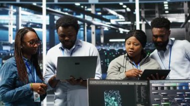 Gülümseyen sunucu merkezi mühendisleri Yapılandırılmamış verileri kategorize etmek için yapay zeka algoritmaları ve düğüm ağaç sistemleri kullanarak işbirliği yapıyorlar. Meslektaşlar görsel programlama ve doğal dil işleme araçları kullanır, kamera B