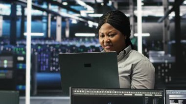 Sinirli veri merkezi bilişim uzmanı nod ağacı aracı kullanırken arızalı vites kullanıyor. Sistem sağlığını optimize etmek için yapay zeka görsellemesi kullanırken hataya uğramış sunucu merkezi teknisyeni