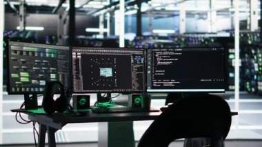 Veri merkezindeki monitörler altyapı sağlığını optimize eden düğüm ağacı programlamasını gösteriyor. İş istasyonlarındaki görsel programlama sistemleri sunucu odası ekipmanları arızalarını tespit ediyor