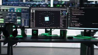 Veri merkezi izleme sistemi bütünlüğü ve altyapı performansındaki görsel programlama sistemleri. Sunucu merkezindeki bilgisayar ekranları Düğüm ağacı programlama cihazları algılama sorunları