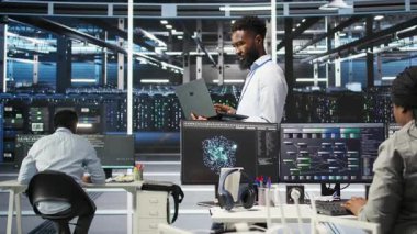 Veri merkezi programcısı ekipman performans sorunlarını tanımlamak için düğüm ağacı yazılımı kullanır. Afrikalı Amerikalı sunucu tarım işçisi donanım arızalarını en aza indirmek için veri analizi grafiğini inceledi, kamera A