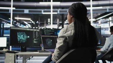 Sunucu odası bilişim uzmanı, yapay zeka teknolojisini kullanarak sistemi en aza indiriyor. Yapay zeka çözümleri geliştirmek ve yerleştirmek için dizüstü bilgisayar kullanan teknisyen ekipmanları optimize ediyor, kamera A