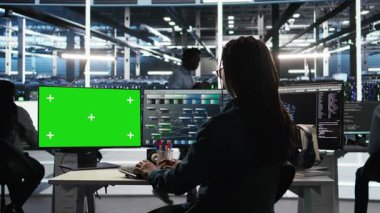 Sistem sağlığını optimize etmek için izole ekran PC üzerinde düğüm ağacı yazılımı kullanan sunucu merkezi programcısı. Veri Merkezi çalışanı, Krom anahtar bilgisayarda yapay zeka görselleştirmesi kullanarak ekipman sorunlarını analiz ediyor. Kamera A