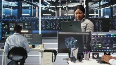 Verileri analiz etmek için düğüm ağacı yazılımı kullanan neşeli bir veri merkezi çalışanı. Altyapı performansını geliştirmek için görsel programlama kullanan iyimser sunucu tesisi mühendisi, kamera A